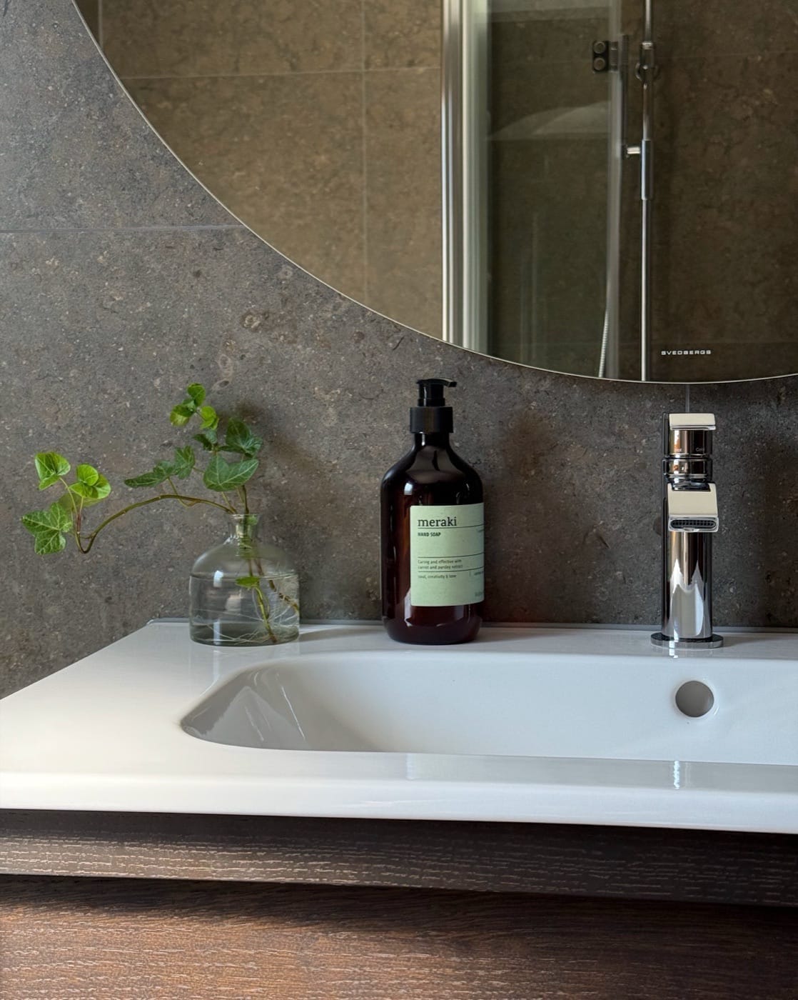 Örgryte — Minimalistiskt spa med rund spegel detalj