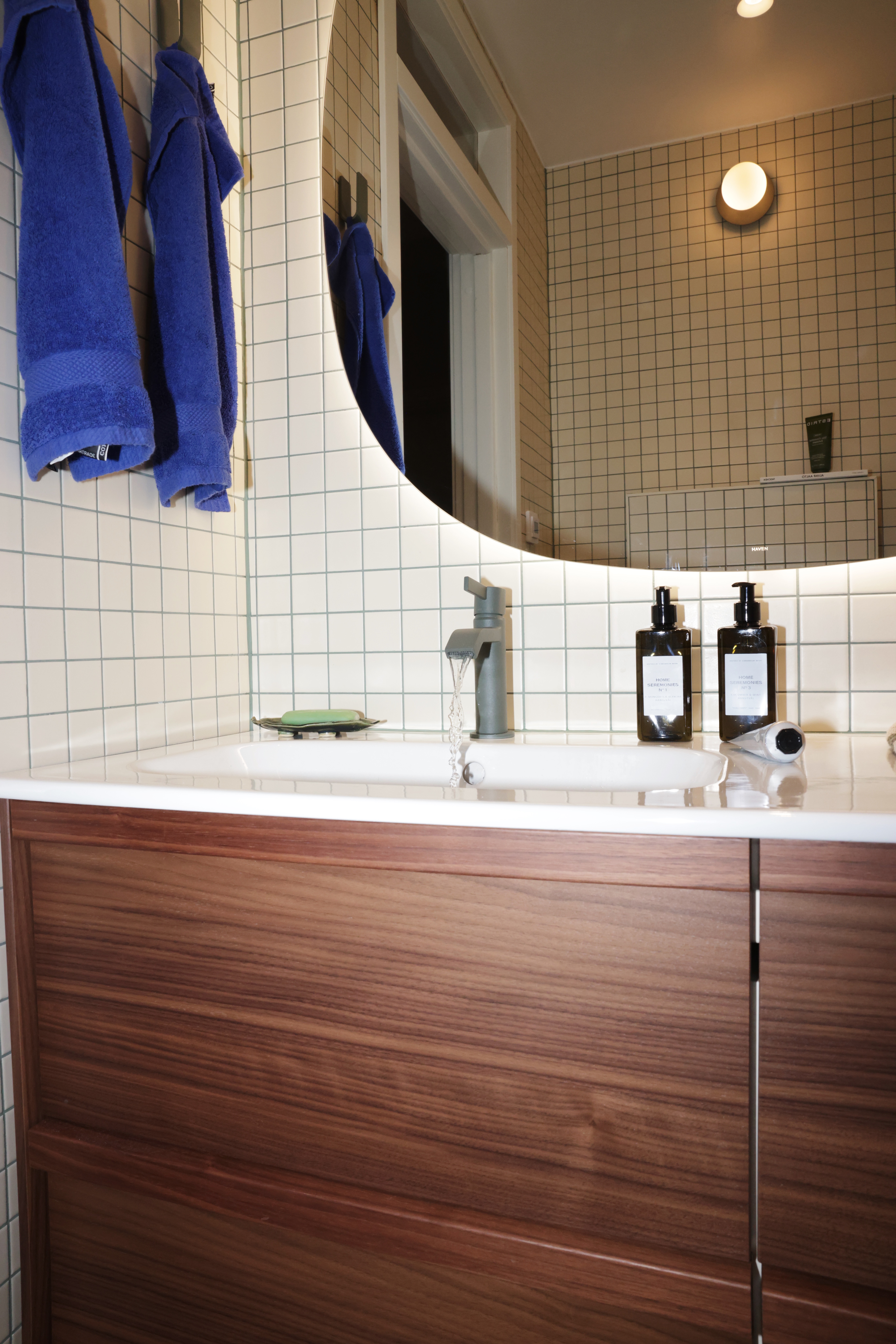 Villa Hovås — Grönt marmorbadrum och mässing vinkel 4