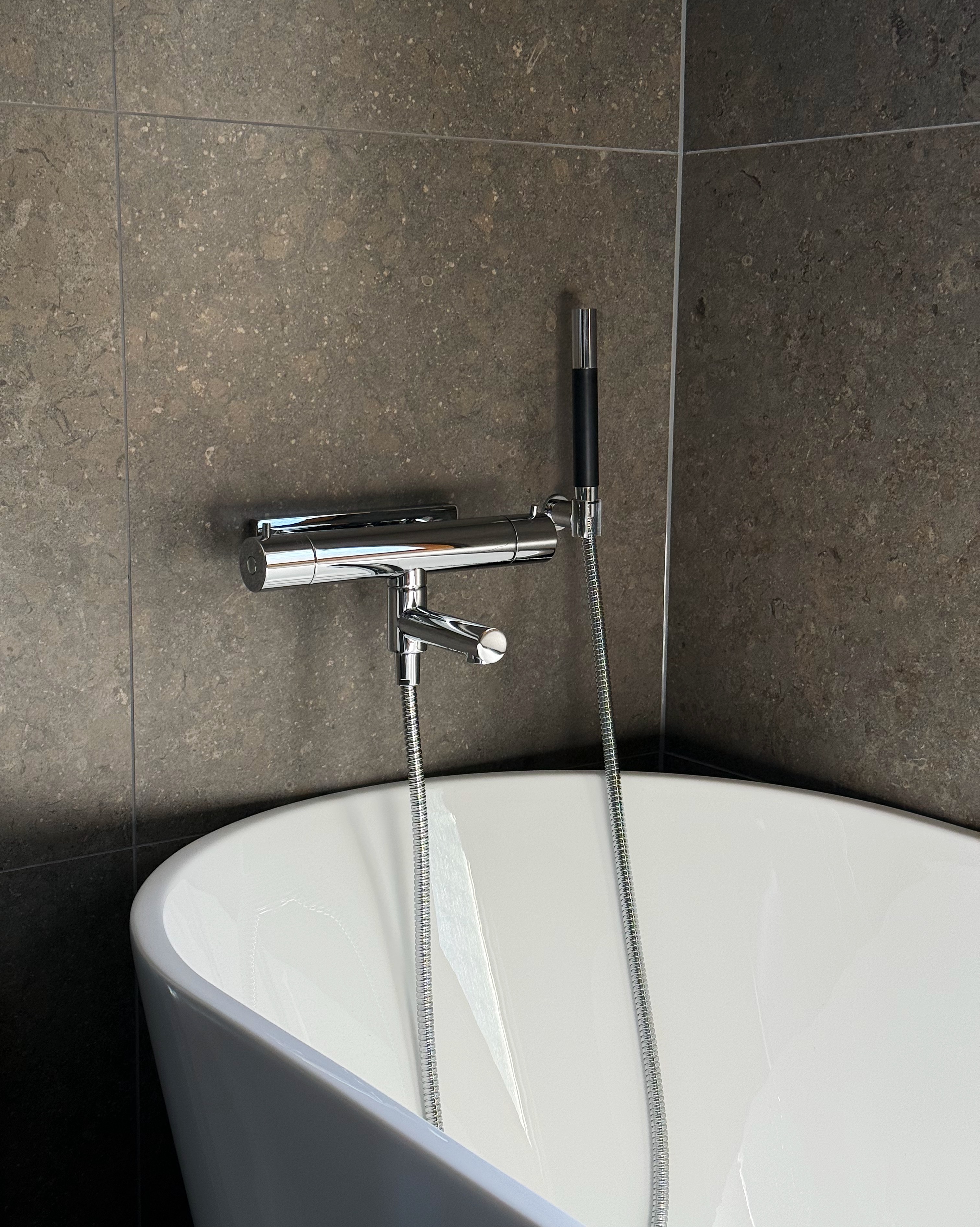 Örgryte — Minimalistiskt spa med rund spegel vinkel 4